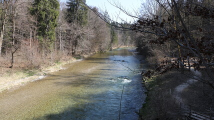 Kapelle bei einem Fluß lauf irgendwo in Bayern