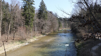 Kapelle bei einem Fluß lauf irgendwo in Bayern