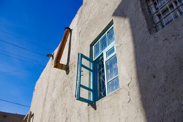 タシケントの街中の青い窓