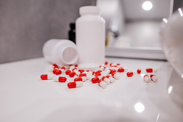 Leki wysypane na blacie w łazience

