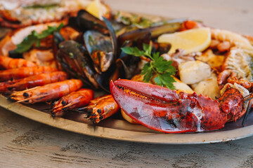 Una deliciosa parrillada de marisco con mejillones, gambas y langosta