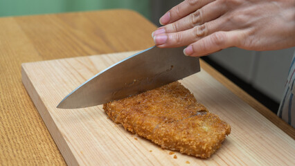 【調理シーン】豚カツを包丁で切る