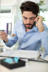 Fototapeta premium eating while working at the office