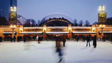 Fotobehang Scenic view of McCormick Tribune Plaza & Ice Rink in Chicago, Illinois © Frankie3/Wirestock Creators