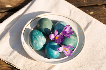 Obraz na płótnie Canvas Easter eggs with purple crocuses