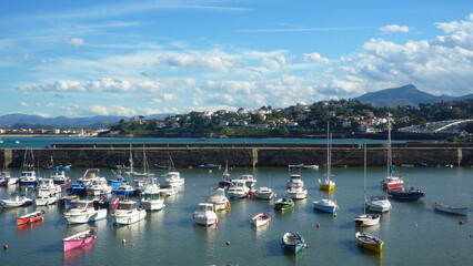 Les bateaux du port de Socoa et au loin la colline de Bordagain de Saint Jean de Luz et la Rhune