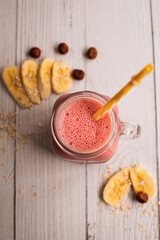 Batido de fresa con plátano y frutos secos.
