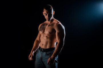 Obraz na płótnie Canvas Bodybuilder showing his muscles