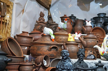 Fototapeta na wymiar Ukrainian ceramic dishes made of black and brown clay for the fair