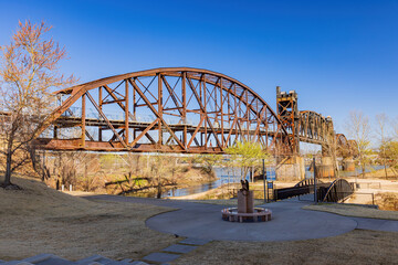 Naklejka premium Sunny view of the historical Clinton Presidential Park Bridge