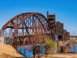 Fototapeta premium Sunny view of the historical Clinton Presidential Park Bridge