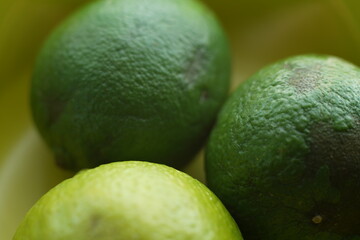 Limetten aus organischem Anbau, biologisch, ökologisch produziertes Obst, Zitrusfrüchte