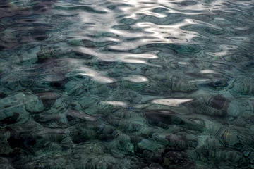 Foto auf Acrylglas Dunkelgrau Nahaufnahme der Wasserreflexion unter dem Sonnenlicht