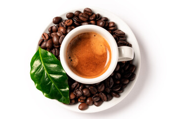 Tazzina di caffè espresso italiano con chicchi e foglia 