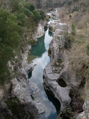 paesaggio con fiume e rocce