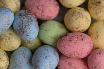Fototapeta na wymiar closeup of colorful small eggs background.