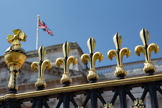 Selective focus shot of the golden gate of the Buckingham Palace