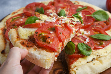 pizza vegana con tomate y rucula