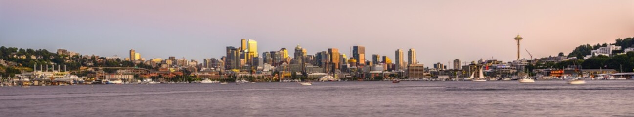 Obraz premium Seattle Skyline Sunset Panorama view from Gas Works Park, Washington State-USA