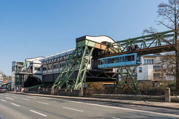 Wuppertaler Schwebebahn verlässt den Bahnhof; Nordrhein-Westfalen; Deutschland