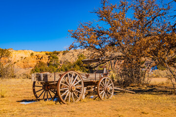Fototapeta na wymiar old wooden cart on the western landscape of New Mexico 