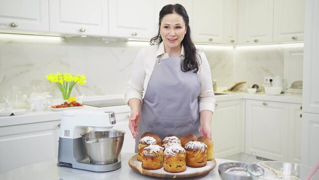 cooking school. female cook easter cakes in the kitchen. video tutorial. 