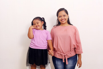 Obraz premium The intimacy of a asian mother with her daughter. Mothers day concept.