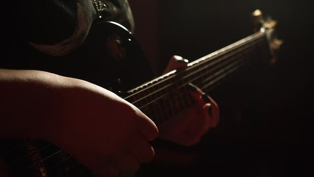 Persona tocando la guitarra a contraluz. Concepto de musica.