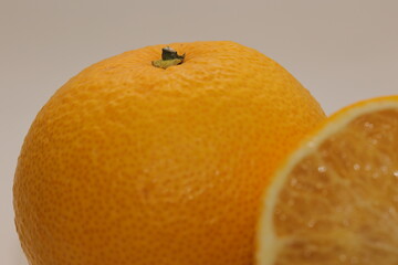 日本の「八朔」という名のオレンジ、半分にカットした果物