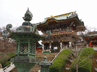 灯篭とカラフルな寺の門