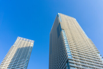 高層マンションの外観と爽やかな青空の風景_c_24