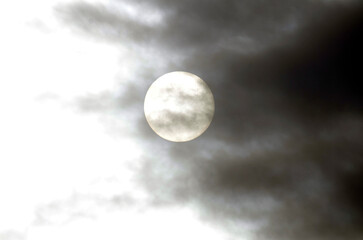 Fototapeta na wymiar 雲間の太陽