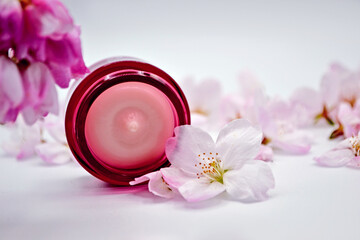 Obraz na płótnie Canvas Mask mini jar with pink cherry tree flowers