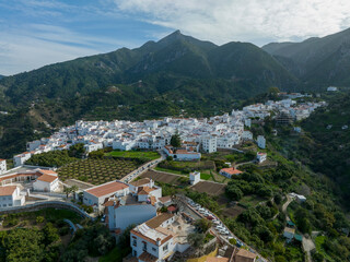 Fototapeta na wymiar vista aérea del municipio de Istán en la provincia de Málaga, España