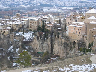 Naklejka premium Beautiful snowy views of the mountains and the city of Cuenca