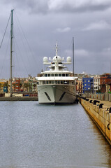 Fototapeta premium yate atracado en Puerto de Tarragona (Epaña)