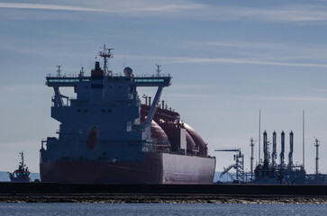 LNG TANKER - Ship and tugs are maneuvering at the gas terminal in Swinoujscie
