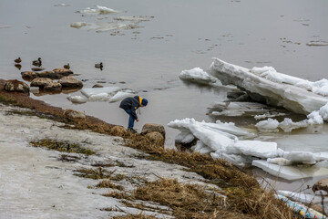 The beginning of ice drift on the river at the end of March.