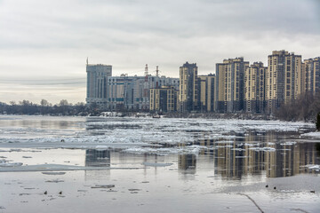 The beginning of ice drift on the river at the end of March.