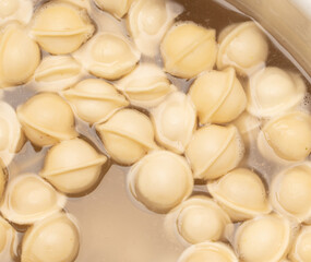 Dumplings made from dough and meat are boiled in boiled water.