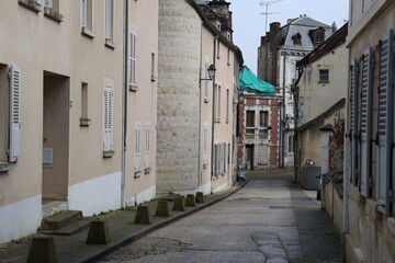 Fototapeta na wymiar Rue typique dans Tonnerre, ville de Tonnerre, département de l'Yonne, France