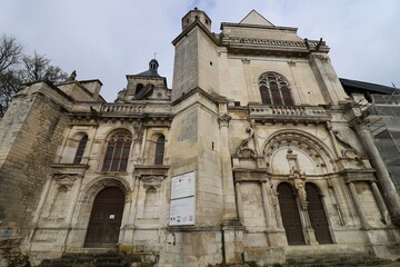 Fototapeta na wymiar L'église Saint Pierre, de style baroque, vue de l'extérieur, ville de Tonnerre, département de l'Yonne, France