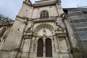 L'église Saint Pierre, de style baroque, vue de l'extérieur, ville de Tonnerre, département de l'Yonne, France