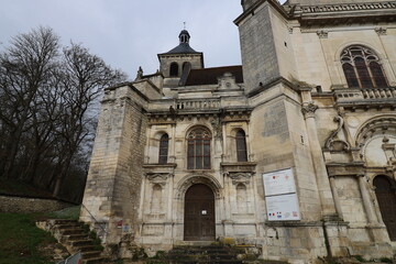 L'église Saint Pierre, de style baroque, vue de l'extérieur, ville de Tonnerre, département de l'Yonne, France