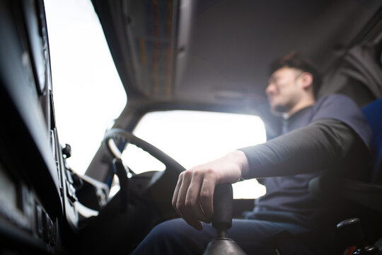 トラックを運転する男性の手