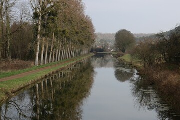 Fototapeta na wymiar Le canal de Bourgogne à Chassignelles, village de Chassignelles, département de l'Yonne, France
