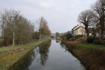 Fototapeta na wymiar Le canal de Bourgogne à Chassignelles, village de Chassignelles, département de l'Yonne, France