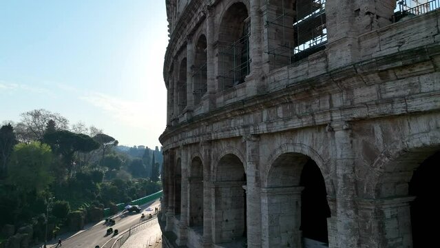 il Colosseo a Roma, Italia.
Ripresa aera con drone del colosseo all'alba.