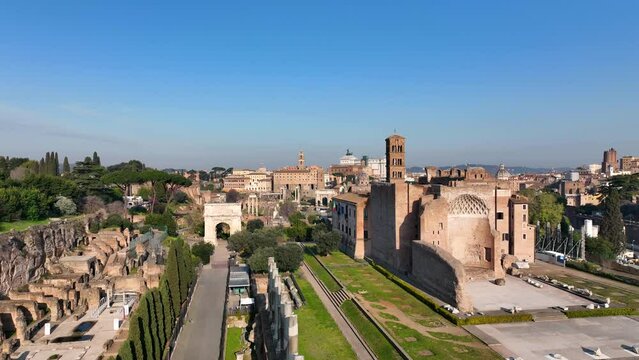 Il Tempio di Venere e Roma e il Colosseo a Roma.
Il Foro Romano.
