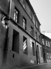 Kamienica w Lublinie stare miasto latarnia czarno biała gate lubelskie zabytki zabytek architektura kamienice kamienica aleja deptak turystyka atrakcje lublina budynek - obrazy, fototapety, plakaty